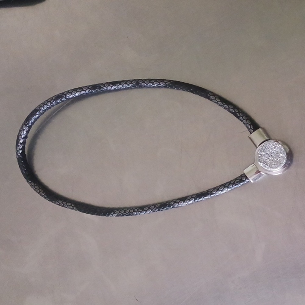 NWOT Leather Interchangeable snap necklace